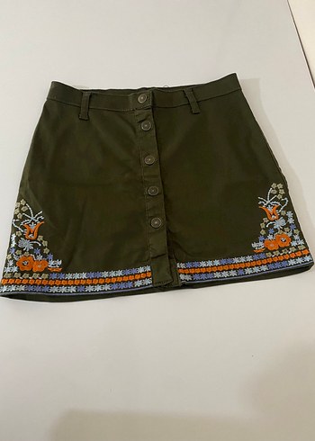 Düğmeli Nakışlı Haki Mini Etek
