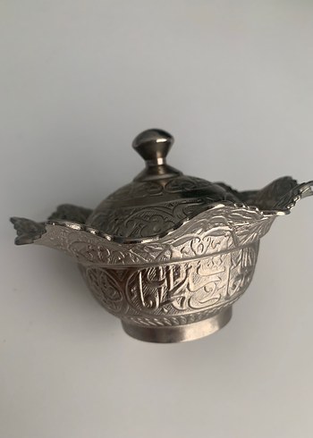 Parlak Gümüş Renkli İşlemeli Şekerlik