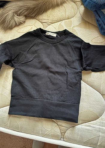 Siyah Parmak Detaylı Crop