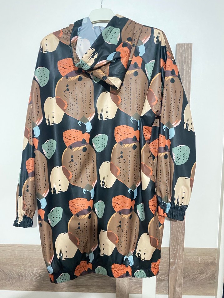 Kapüşonlu Desenli Kadın Yağmurluk - Görsel 2