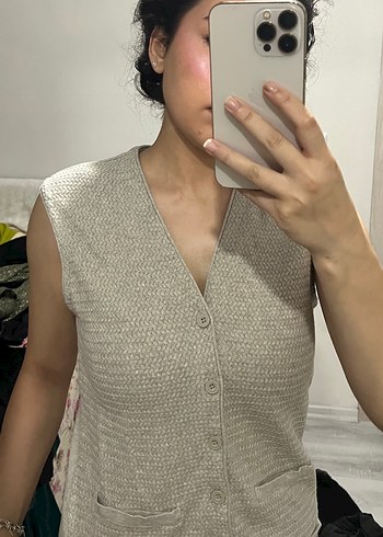 Düğmeli Bej V Yaka Triko Yelek