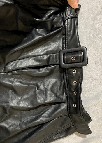 Kadın Siyah Deri Kemerli Mini Şort - Görsel 2