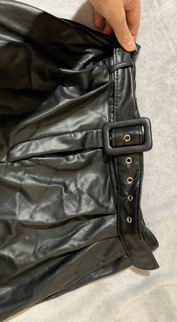 Kadın Siyah Deri Kemerli Mini Şort - Görsel 2