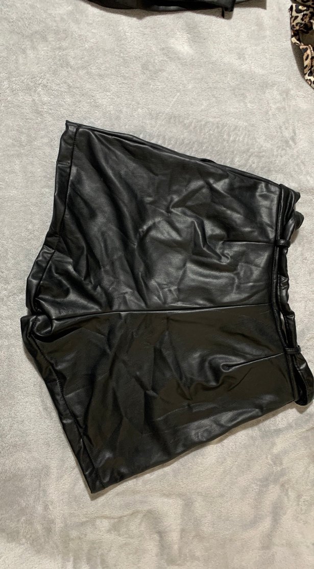 Kadın Siyah Deri Kemerli Mini Şort - Görsel 4