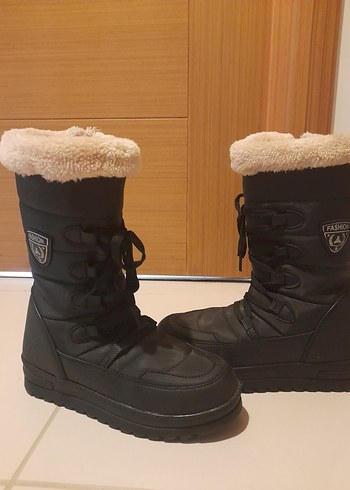 Siyah Kürklü Kadın Sokak Stili Bot