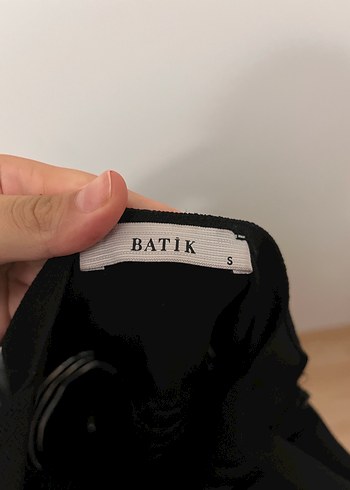 Batik Siyah V Yakalı Kemerli Midi Elbise