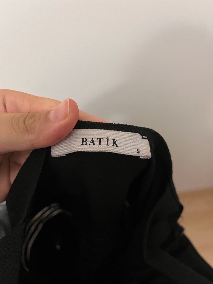 Siyah V Yakalı Kemerli Midi Elbise - Görsel 4