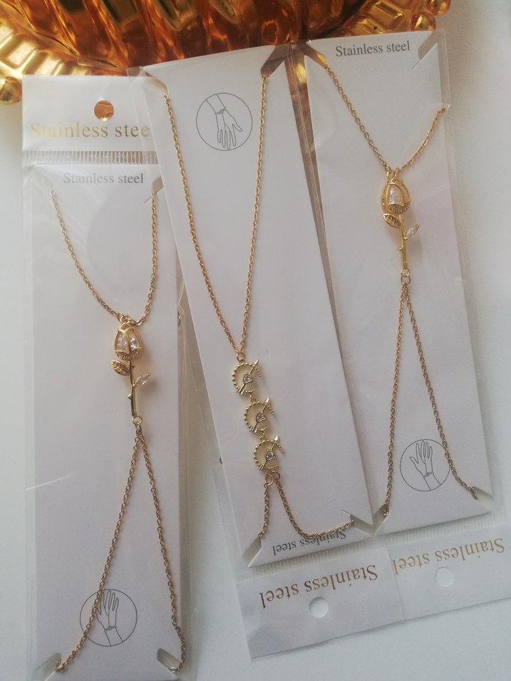 Altın Renkli Zincir Detaylı Çiçekli Kadın El Zinciri - Görsel 2