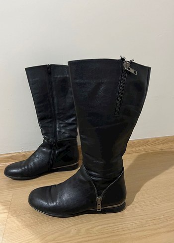 Zara Siyah Deri Düz Topuklu Dizüstü Çizme