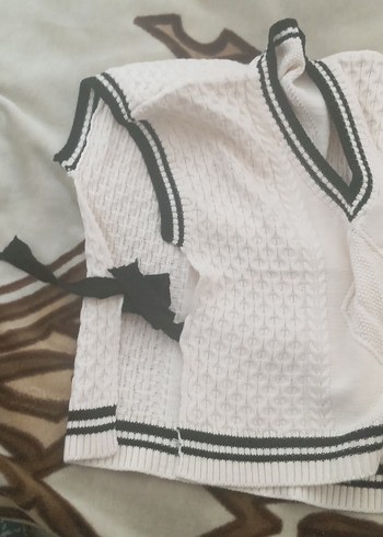 V Yaka Beyaz Triko Süveter - Görsel 2