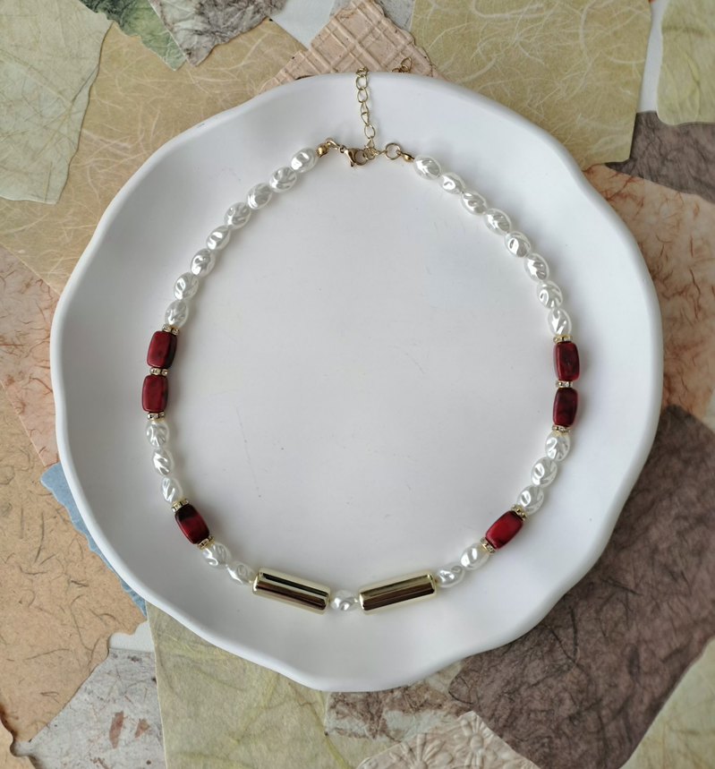 Klasik Şıklıkta Kırmızı Boncuklu Midi Kolye - Görsel 2
