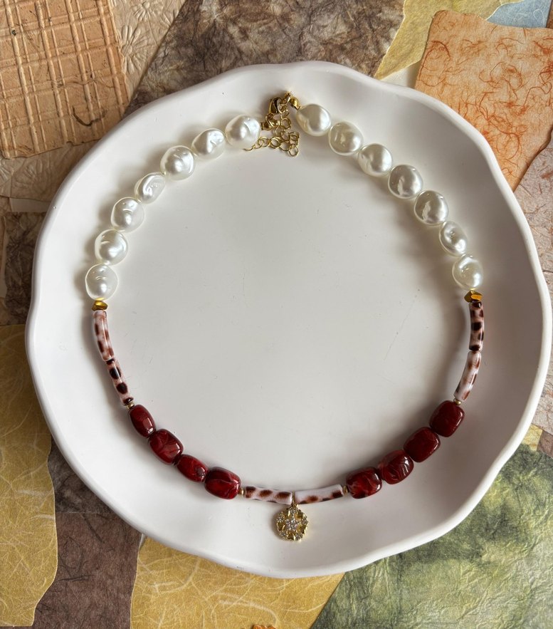 Yılan Desenli Beyaz Boncuklu Midi Kolye - Görsel 2