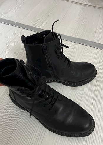 Siyah Deri Bağcıklı Gotik Topuklu Bot - Görsel 2