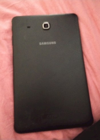 ikili beyaz ve siyah Samsung Galaxy tablet - Görsel 2