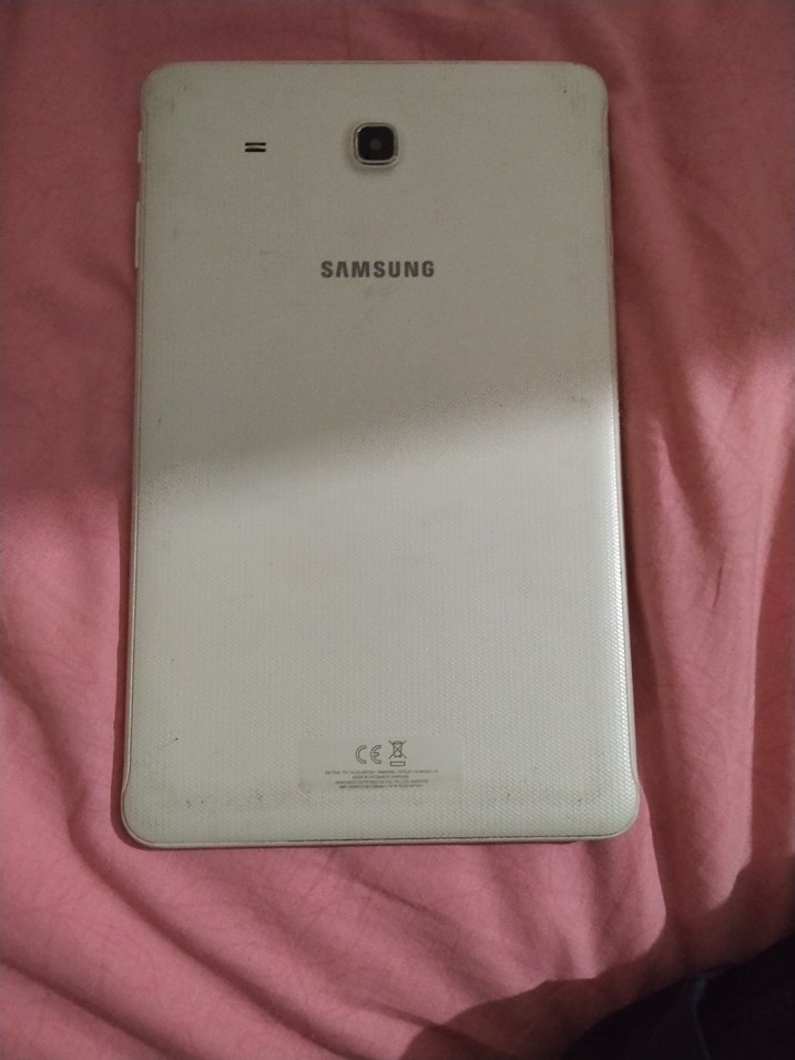 ikili beyaz ve siyah Samsung Galaxy tablet - Görsel 3