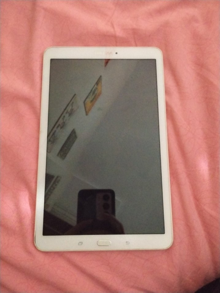 ikili beyaz ve siyah Samsung Galaxy tablet - Görsel 4