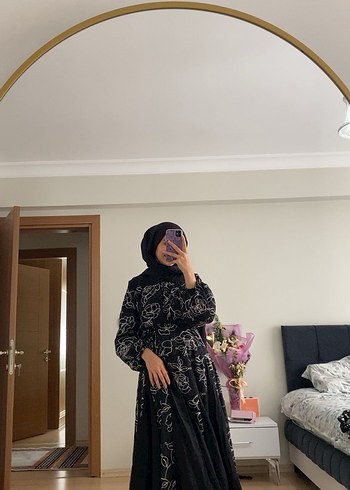 Armine Siyah Cicek Desenli Uzun Tesettur Elbise