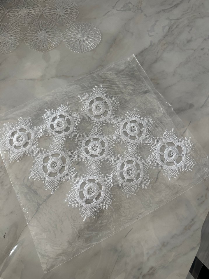 Beyaz İşlemeli Çiçekli Dantel Örtü - Görsel 4