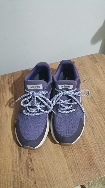 Adidas Adidas 37 ayak numarasına daha uygundur