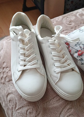 Zuzu Beyaz Bağcıklı Kadın Sneakers