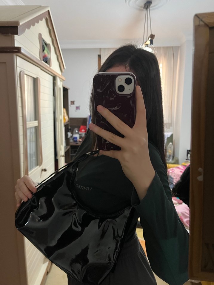 Parlak Siyah Minimalist Kadın Çantası - Görsel 3