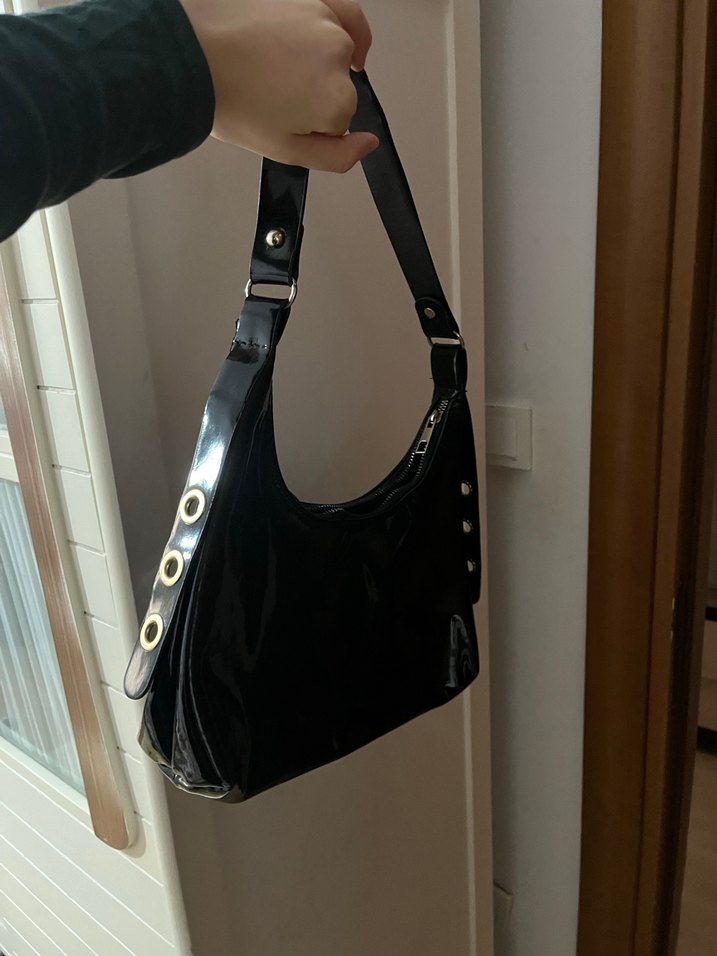 Parlak Siyah Minimalist Kadın Çantası - Görsel 2