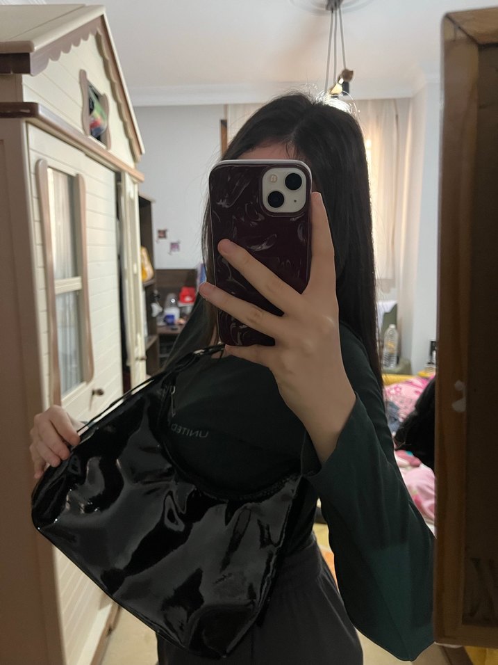 Parlak Siyah Minimalist Kadın Çantası - Görsel 4