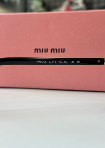 Miu Miu Siyah Minimalist Kadın Güneş Gözlüğü - Görsel 5