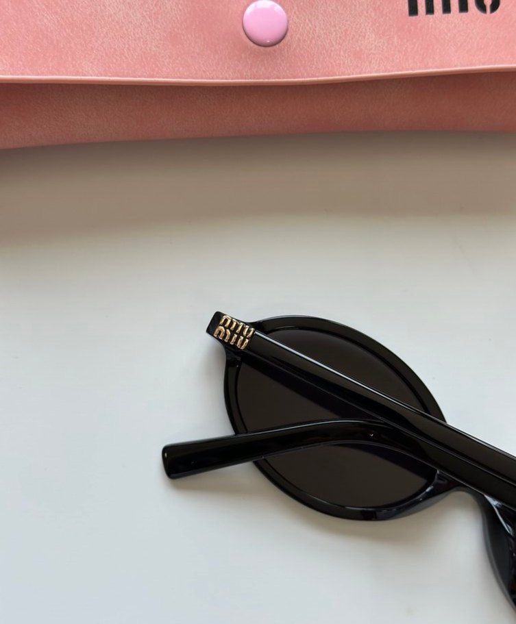 Miu Miu Siyah Minimalist Kadın Güneş Gözlüğü - Görsel 4