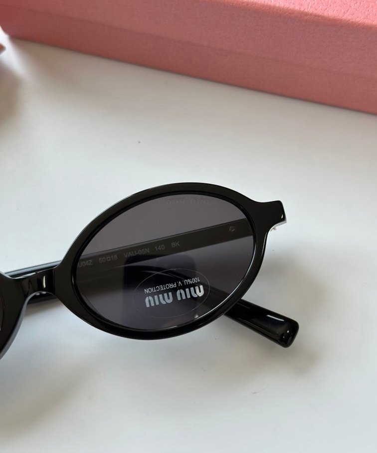 Miu Miu Siyah Minimalist Kadın Güneş Gözlüğü - Görsel 2