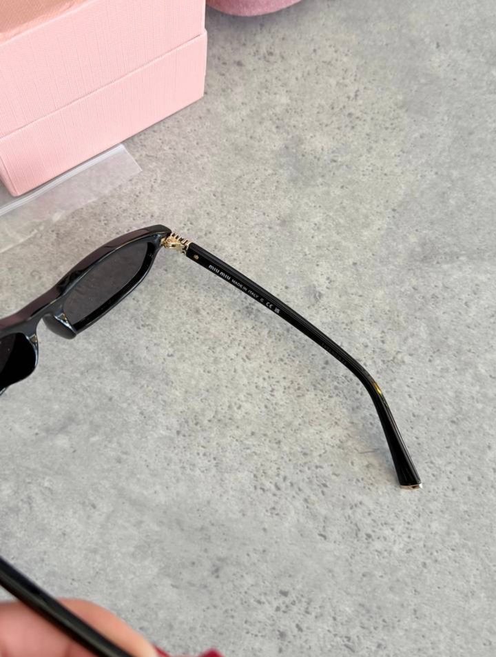 Miu Miu Kadın Gözlük ve Pudra Kutusu - Görsel 4