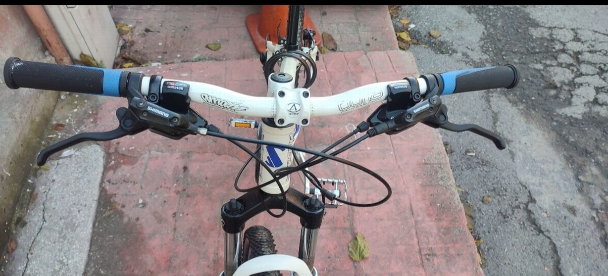 Beyaz Renkli iki Tekerlekli Bisiklet - Görsel 4