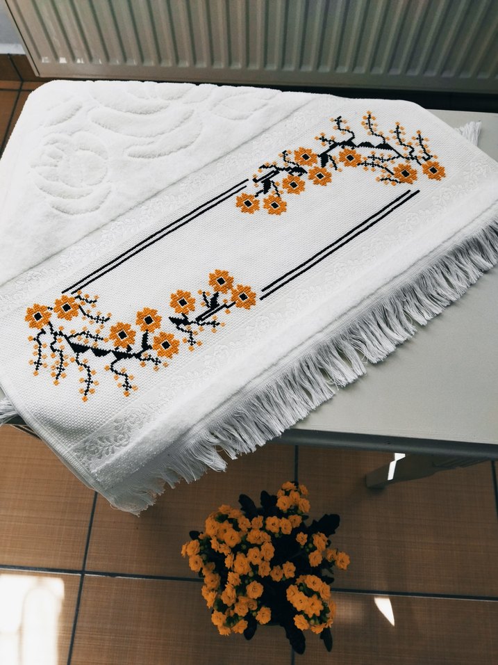 Krem rengi etamin işlemeli havlu - Görsel 3