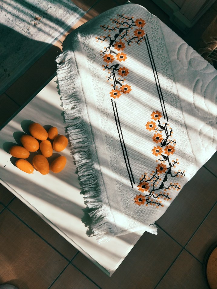 Krem rengi etamin işlemeli havlu - Görsel 5