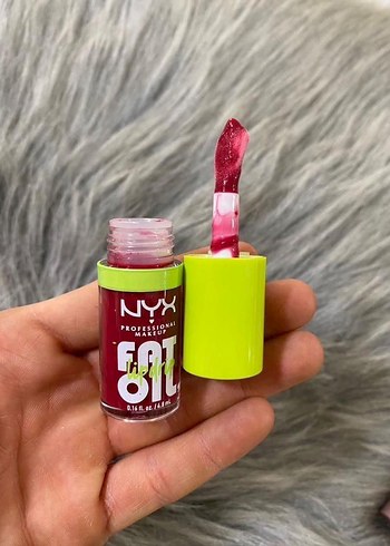 NYX Canlı Kırmızı Renkli Parlak Dudak Parlatıcısı
