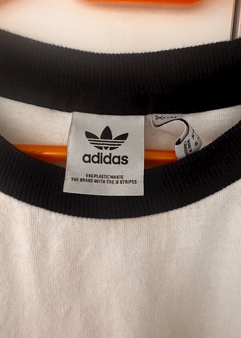 Adidas Adidas orjinal Kadın Beyaz Kısa Kollu Tişört S-M kalıp uygundur