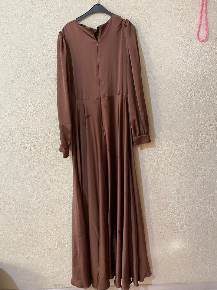 Kahverengi Uzun Saten Elbise - Görsel 4