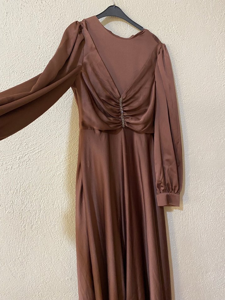 Kahverengi Uzun Saten Elbise - Görsel 2