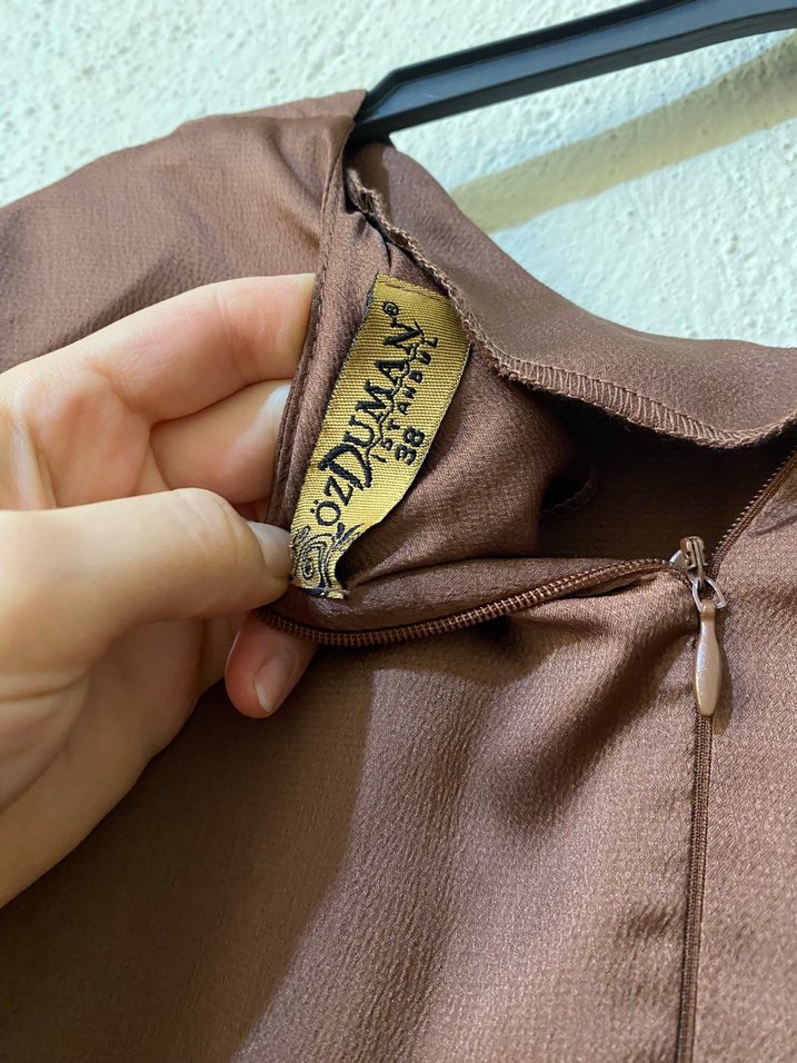 Kahverengi Uzun Saten Elbise - Görsel 5