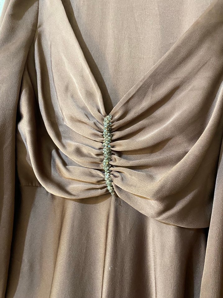 Kahverengi Uzun Saten Elbise - Görsel 3