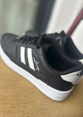 Siyah Beyaz Bağcıklı Kadın Spor Ayakkabı