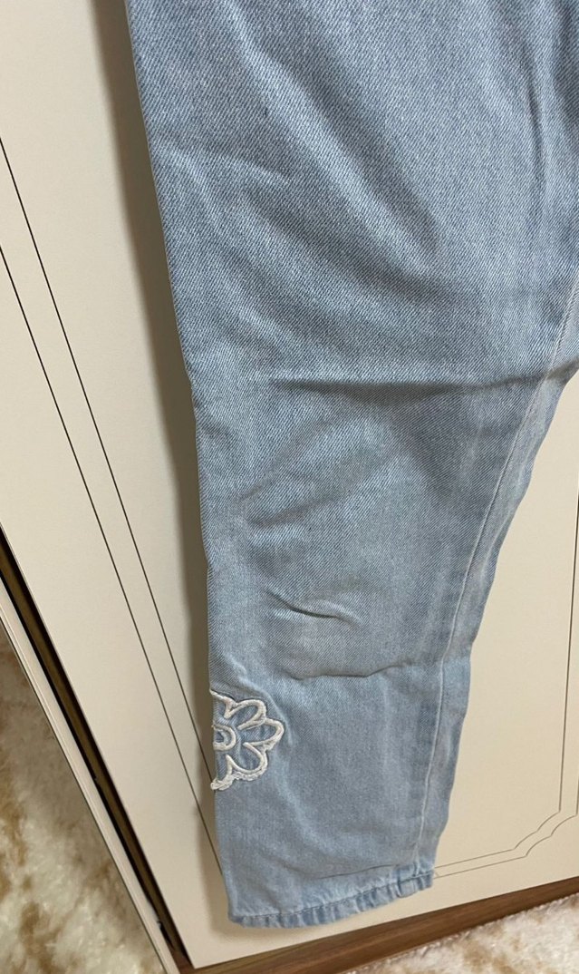 Nakışlı Düğmeli Kız Kot Pantolon - Görsel 2