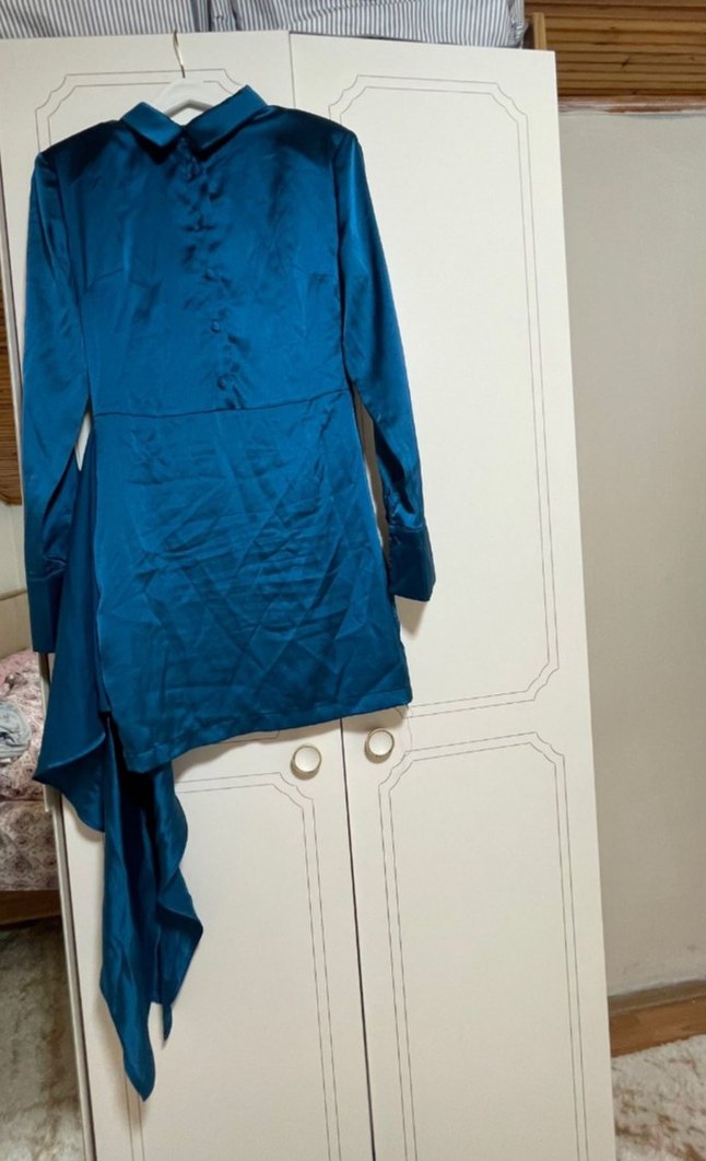 Düğmeli Mavi Saten Elbise - Görsel 4