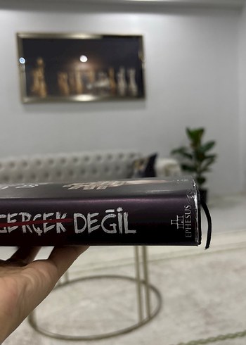 Beden Kimse Gerçek Değil - Zeynep Sey