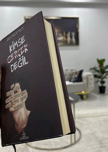 Beden Renk Kimse Gerçek Değil - Zeynep Sey
