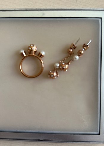 Minimalist Altın Renkli Boncuklu Düğün Küpeleri