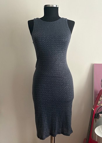 Sırt dekolteli simli midi elbise - Görsel 2