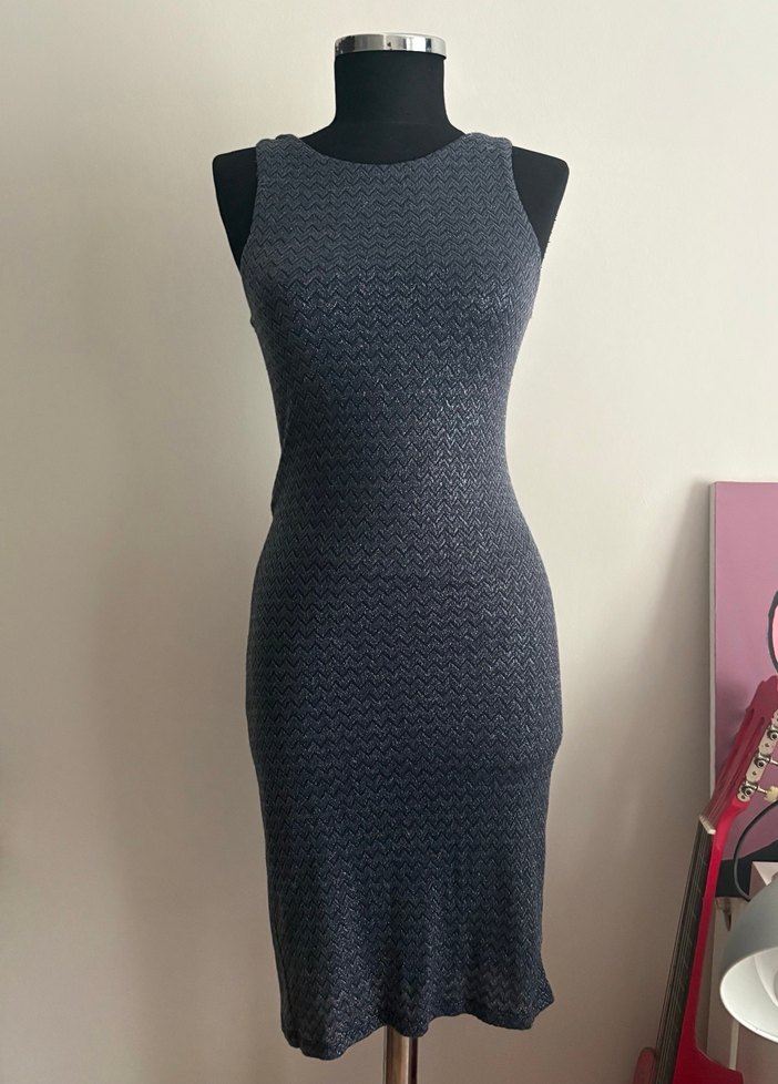 Sırt dekolteli simli midi elbise - Görsel 2