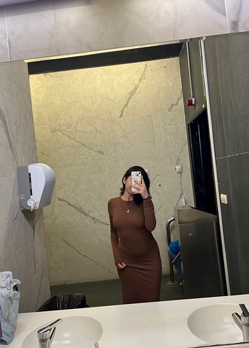 Uzun Kollu Yüksek Yakalı Kahverengi Midi Elbise
