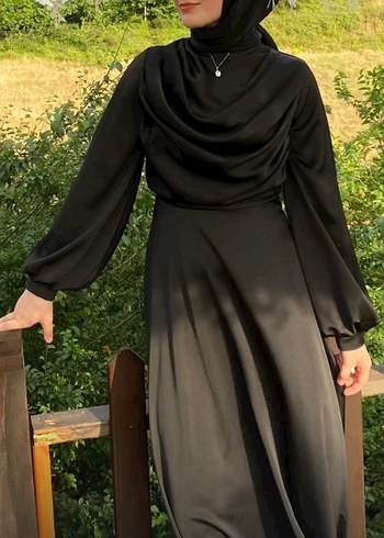 Uzun Siyah Dökümlü Gotik Kadın Elbise